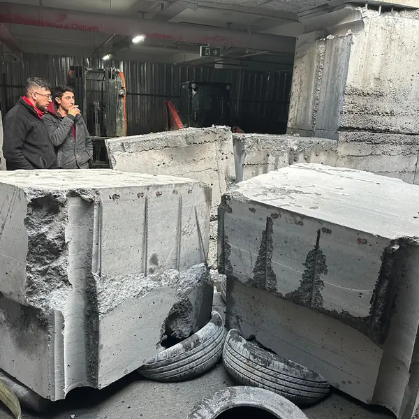 İzmit karot ve beton kesme hizmetleri — Kesim sonrası taşınmaya hazır beton bloklar