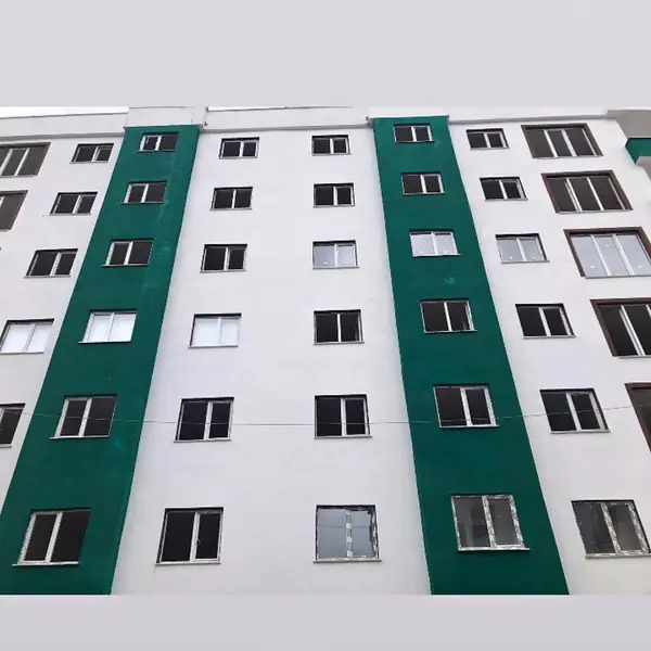Maltepe i̇nşaat ve yapı hizmetleri — Cephesi yenilenmiş çok katlı bina