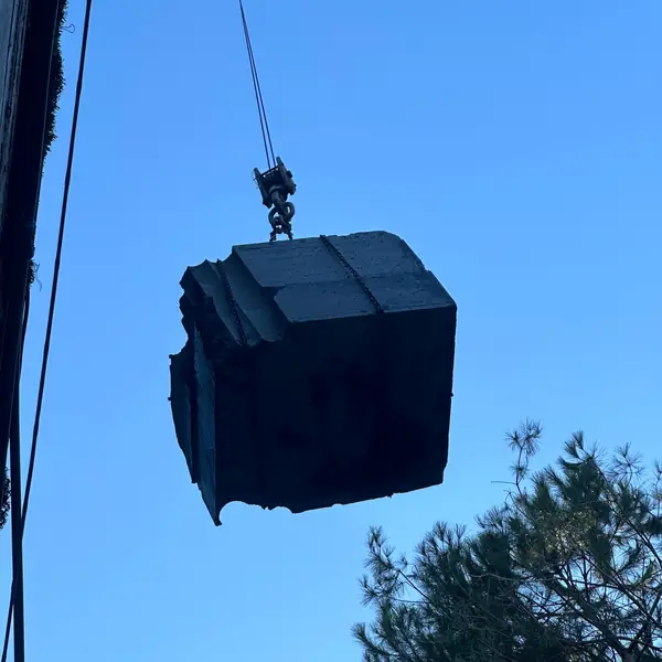 Kartal hidrolik beton kesme — Kesilen betonarme parçanın vinçle tahliyesi