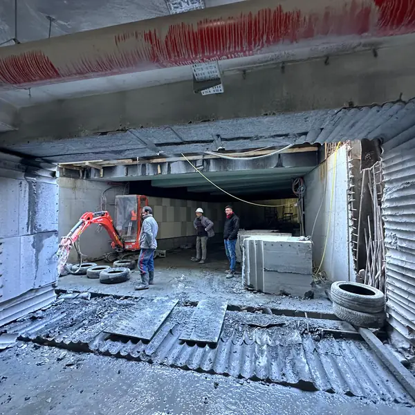 Gebze hidrolik beton kesme — Kapalı alanda tel kesimle çıkarılan betonarme bloklar
