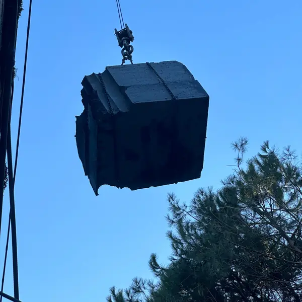 Çekmeköy hidrolik beton kesme — Kesilen beton bloğun vinçle kaldırılması