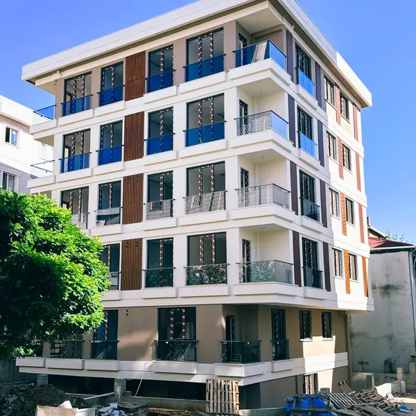 Tuzla i̇nşaat ve yapı hizmetleri — Teslim aşamasındaki yeni konut binası